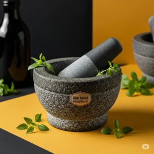 Mortero tradicional de piedra con maja, perfecto para preparar alioli, pestos y especias frescas.